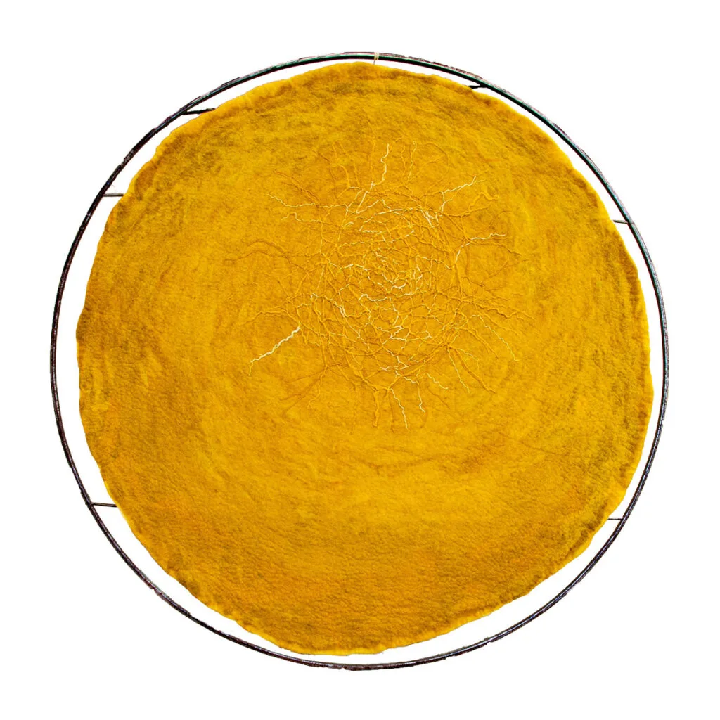 Cirkel of life- ingebed in geel vilt-kant