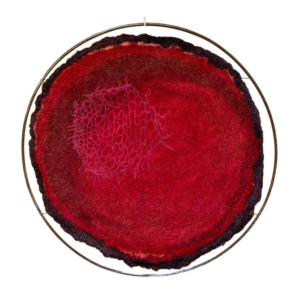 1 van serie cirkel of live. _ingebed in rood 2015 vilt-kant
